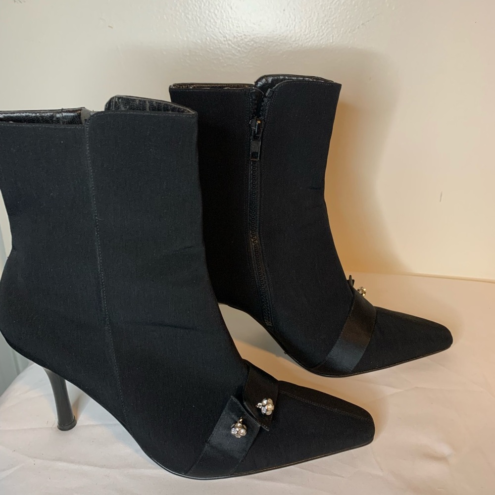 CAPARROS. Elegant Black Ankle Boots. Size 9.5